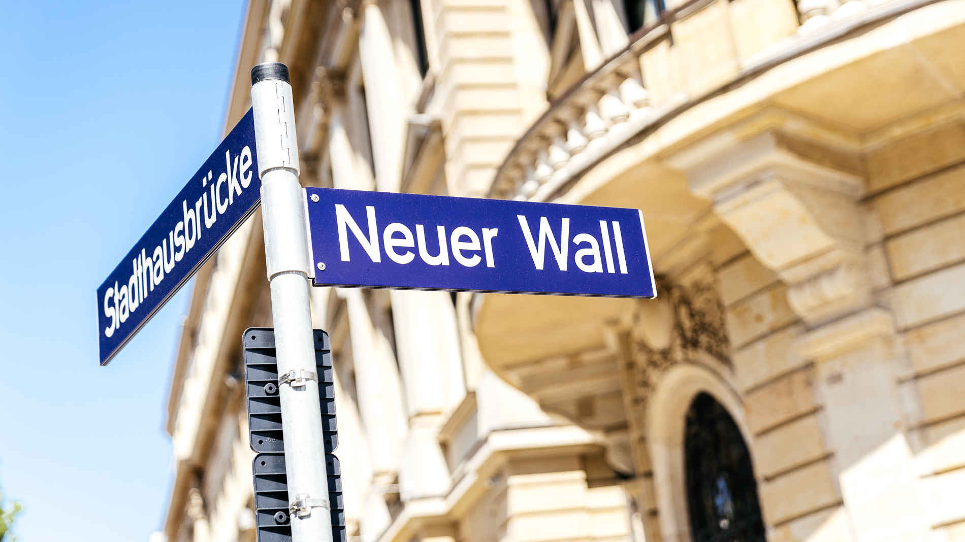 blaues Straßenschild Neuer Wall in Hamburg - Adresse der Kanzlei von Ferber Langer